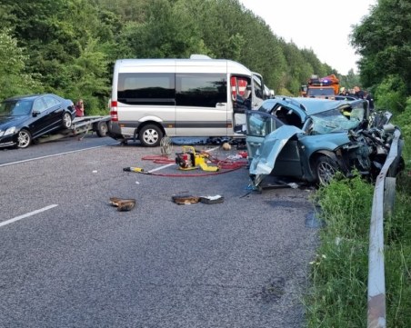 Тежка катастрофа с ранени на пътя Бургас - Созопол, микробус с туристи се преобърна