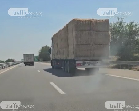Тир с необезопасен товар хвърля слама по АМ 