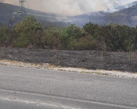 Отвориха пътя Хисаря-Карлово, огънят до пътното платно е овладян