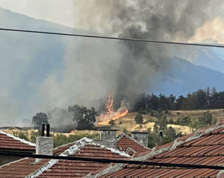 Пожар бушува в Баня, на място са четири екипа огнеборци ВИДЕО