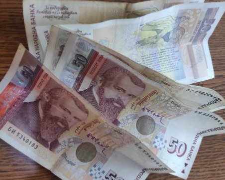 Правителството предлага линията на бедност за 2025 година да бъде 638 лева