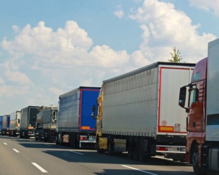 Спират движението на тирове в 5 области заради жегите