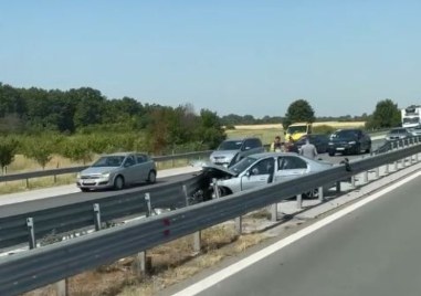 Катастрофа затруднява движението по АМ Тракия Прочетете ощеВременно е ограничено движението