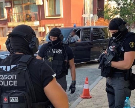 Спецоперация на ГДБОП в Свети Влас, има задържани