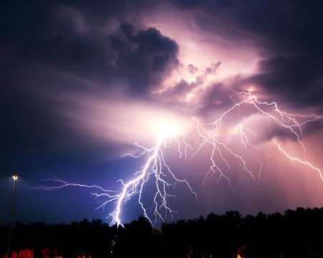 Буря в Афганистан отне живота на над 30 души