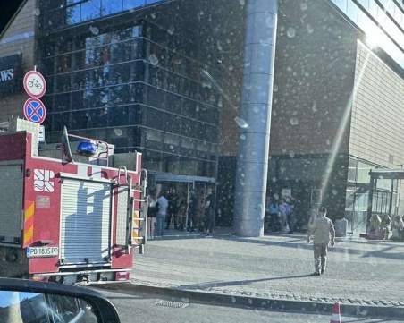 Късо съединение предизвика пожар в пловдивски търговски център