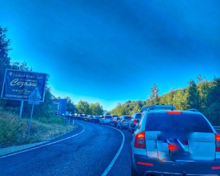 Катастрофа затвори пътя за Маказа! Един е загинал, а трима са ранени