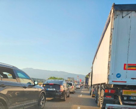 Километрична опашка на Кулата-Промахон, шофьори чакат повече от час