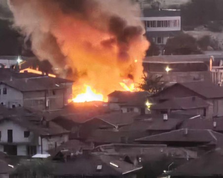 Огромен пожар гори в „Шекер махала