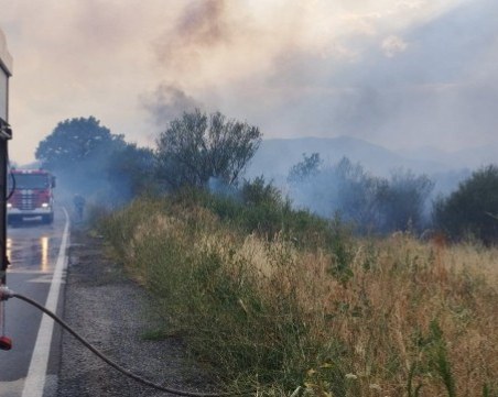 Продължава гасенето на пожара край Иван Вазово, огънят край Михилци е овладян
