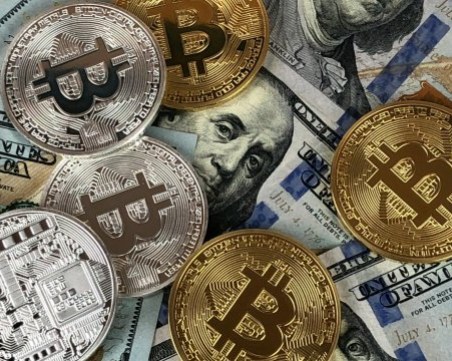 След опита за покушение над Тръмп: Цената на биткойна скочи над $62 хил.