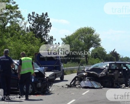 Възстановиха движението Първомай - Поповица, двамата пострадали са шофьорите