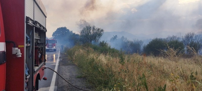 Продължава гасенето на пожара край Иван Вазово, огънят край Михилци е овладян