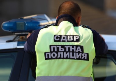 Първомайски полицаи задържаха водач при опит да ги подкупи Около