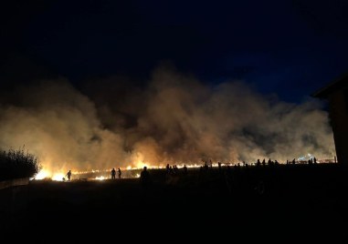 Пожар избухна в брезовското село Отец Кирилово тази вечер сигнализира