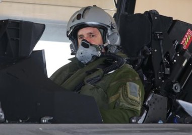 Президентът Румен Радев ще участва в демонстрационен полет с учебно тренировъчния