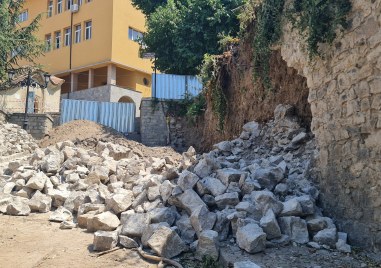 Район Централен започна укрепителен ремонт на подпорната стена на ул