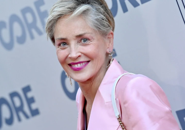 Преди няколко дни 66 годишната актриса позира по бельо пресъздавайки емблематичната си сцена