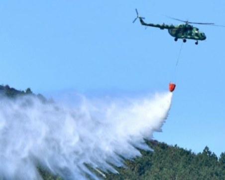 2 хеликоптера и военни гасят пожарите край Стара Загора