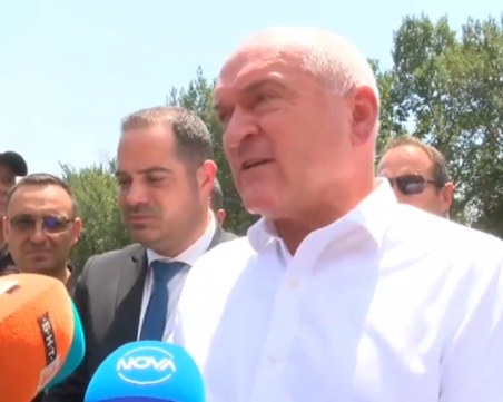 Главчев: Хората в районите на пожарите да бъдат спокойни