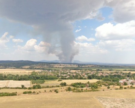 Хеликоптери и тежка техника се включват в гасенето на пожара в Отец Паисиево, евакуират хора ВИДЕО