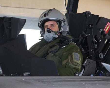 Президентът ще пилотира изтребител днес