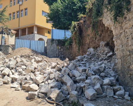 Ремонтират подпорна стена в Стария град