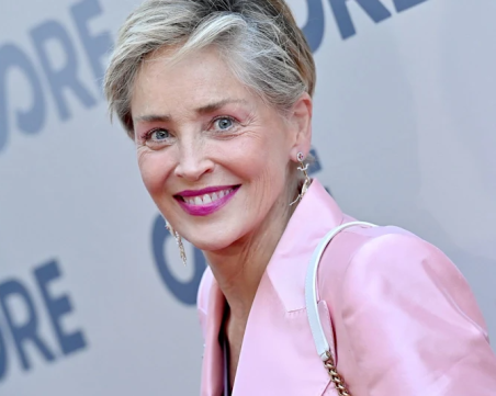 Шарън Стоун по бельо, 32 години по-късно пресъздава сцената от „Първичен инстинкт