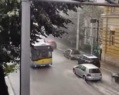 Силна буря и проливен дъжд се изсипаха над Плевен, има наводнени улици