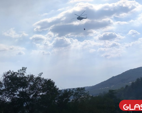 Военен хеликоптер се включи в потушаването на огнената стихия в Стрелча