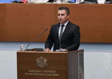 Хюсни Адем е поредният депутат който напуска парламентарната група на