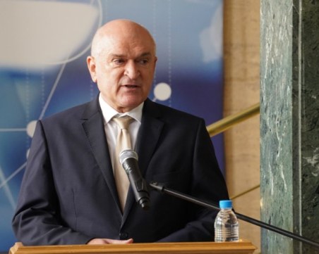 Главчев призова собствениците на тежка техника да се включат в борбата с пожарите