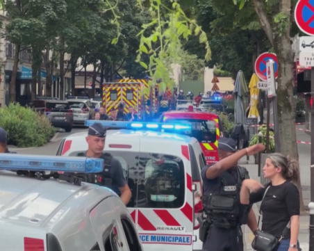 Кола се вряза в кафене в Париж, има загинал