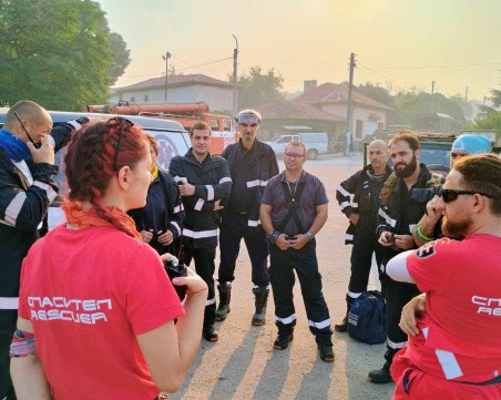 Огънят в Пловдивско настъпва към още три села, правят просеки, за да го спрат