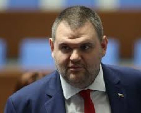 Пеевски за ПП-ДБ: С носителите на пачки и пудели няма да преговарям