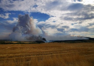 Временно e ограничено движението и в двете посоки по пътя