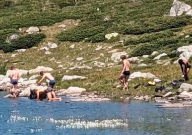 Посегателство в едно от Седемте рилските езера Група туристи беше
