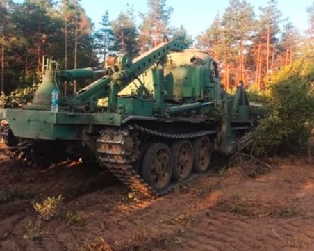 94 военни с тежка техника гасят пожара в Пловдивско