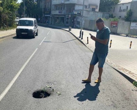 Дупка зейна в асфалта на централна улица в Пловдив, велосипедист пропадна в нея