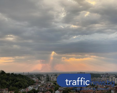 Гледка на част от пожарите от тепетата в Пловдив, димът стига до облаците
