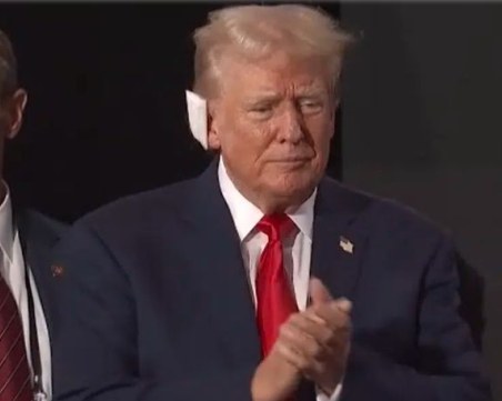 Подкрепа за Тръмп: Републиканци си сложиха превръзка на ухото