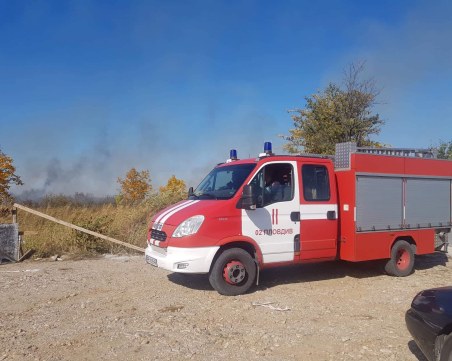 Пожар гори и в Чирпанско, огънят e обхванал къщи