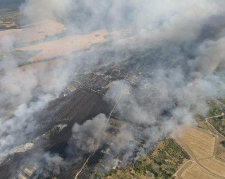 Пожарникари пострадаха при огнената стихия край Харманли, 200 овце изгоряха
