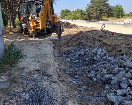 Жители на Тракия алармират, че работници рушат основите на блока им, кметът след проверка: Няма такава опасност