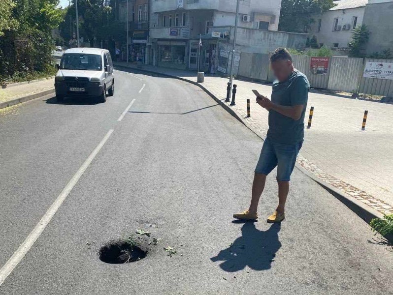 Дупка зейна в асфалта на централна улица в Пловдив, велосипедист пропадна в нея