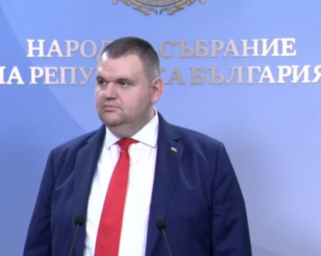 Делян Пеевски дари две къщи на самотни старци във Воден, загубили всичко в пожара