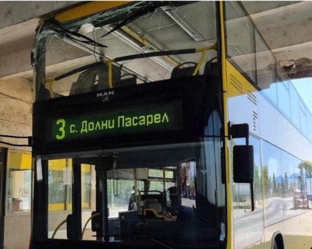 Двуетажен автобус се заклещи в гараж в София