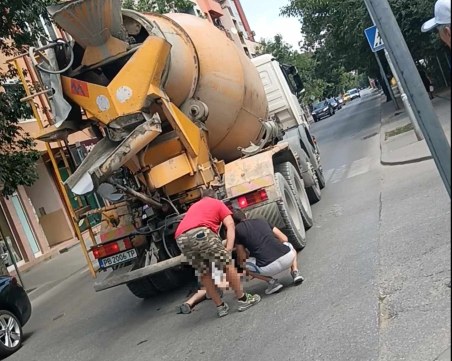 Мъжът под бетоновоза пресичал неправилно, камионът го завлякъл