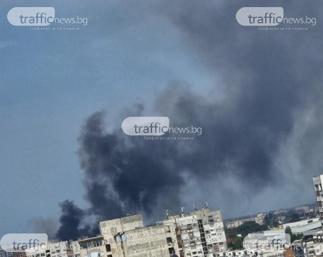 Отново! Камари с боклуци горят в Столипиново, четири пожарни се борят с пламъците