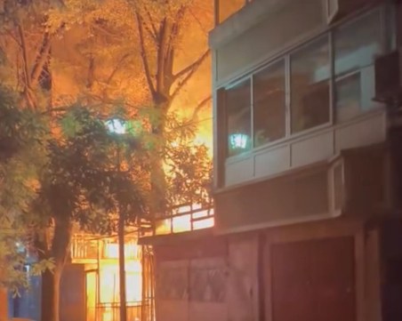 Къща горя в центъра на Пловдив, подозират умишлен палеж